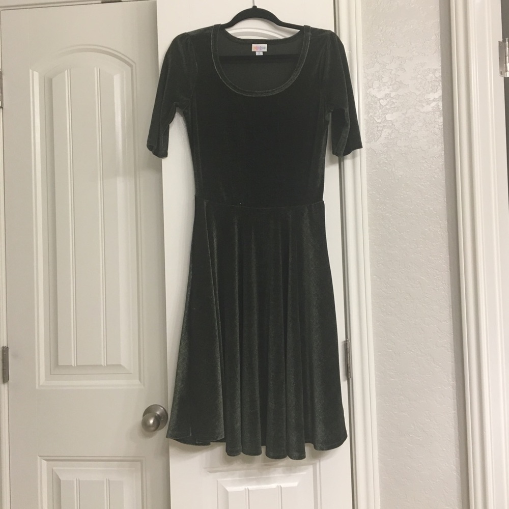 🦄🦄🦄Medium Green Velvet LulaRoe Nicole 🦄🦄🦄